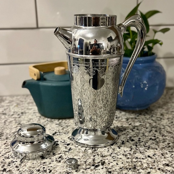 Vintage Martini Shaker Mid-Century Chrome Grapevine with a Pour spout - Picture 10 of 16